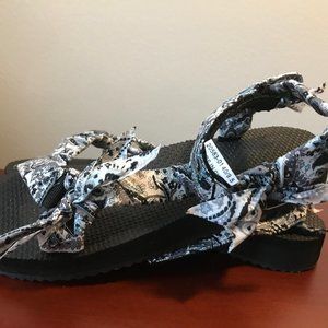 Black and White Cloth Print Sandals Size 9 NWOT